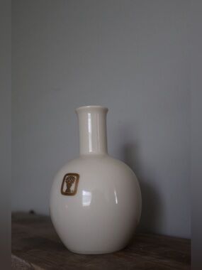 Japanese porcelain Cream Decorative Vase with 22kGold mark